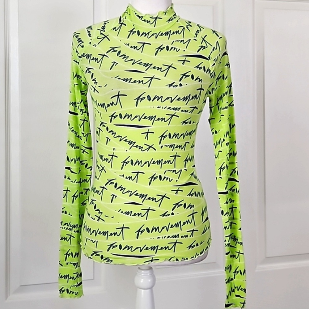 FREE PEOPLE Move Casual Athletic Electric Limeade Script Top, Small, NWOT (PMB3)